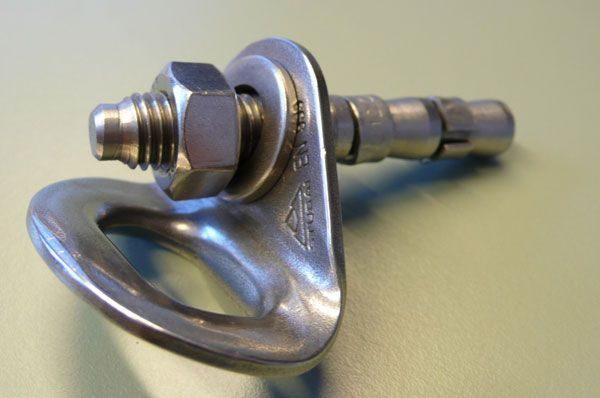 Como instalar un punto de anclaje para trabajos en altura